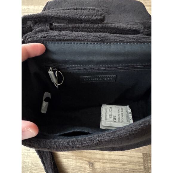 NWOT Women's Charles & Keith Loey Teddy Sherpa Top Handle Bag in Jet Black Boho - Picture 5 of 8